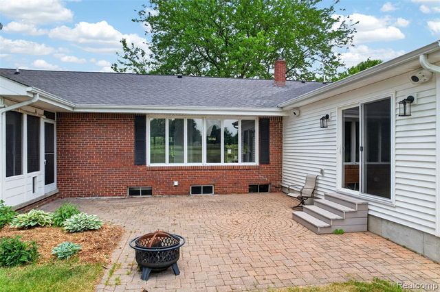 1330 Meadow Green Lane, Linden, MI 48451