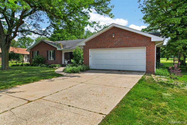 1330 Meadow Green Lane, Linden, MI 48451