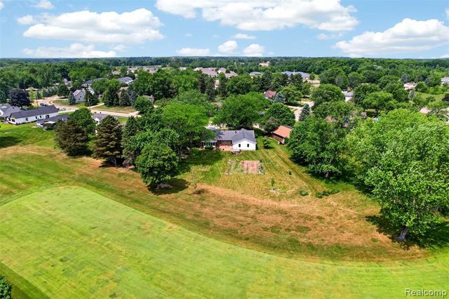 1330 Meadow Green Lane, Linden, MI 48451