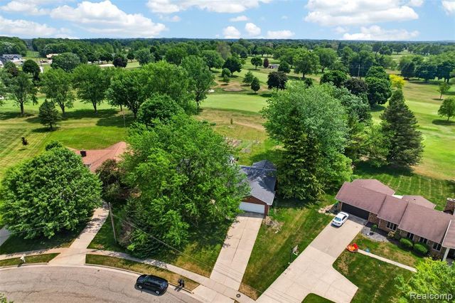 1330 Meadow Green Lane, Linden, MI 48451