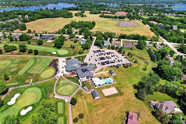 1330 Meadow Green Lane, Linden, MI 48451