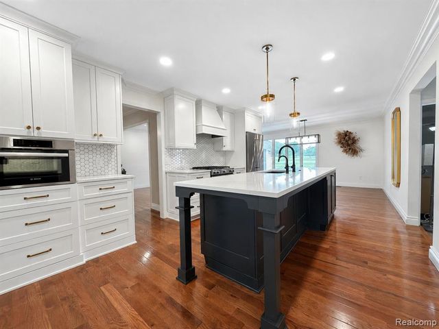 1330 Meadow Green Lane, Linden, MI 48451