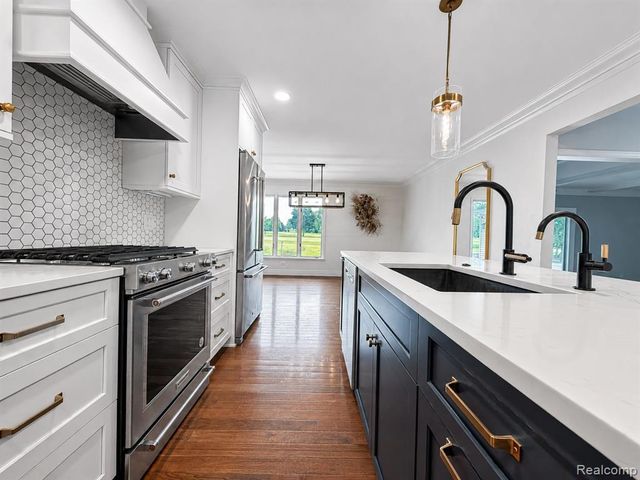 1330 Meadow Green Lane, Linden, MI 48451