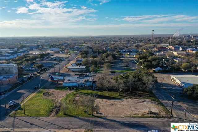 1407 N NAVARR0, Victoria, TX 77904