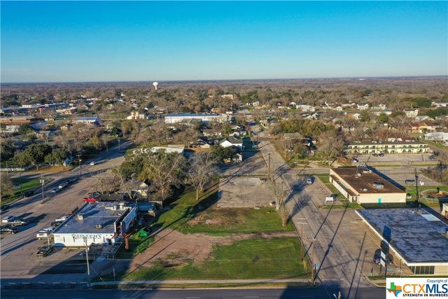 1407 N NAVARR0, Victoria, TX 77904