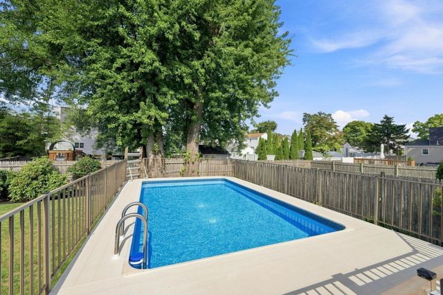 17 Greenwood Road, Peabody, MA 01960