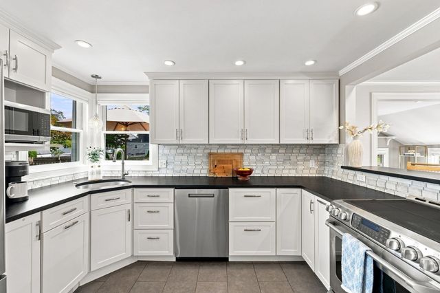17 Greenwood Road, Peabody, MA 01960