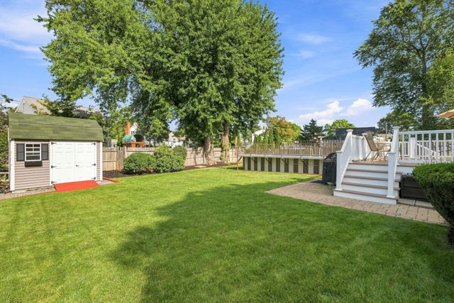 17 Greenwood Road, Peabody, MA 01960