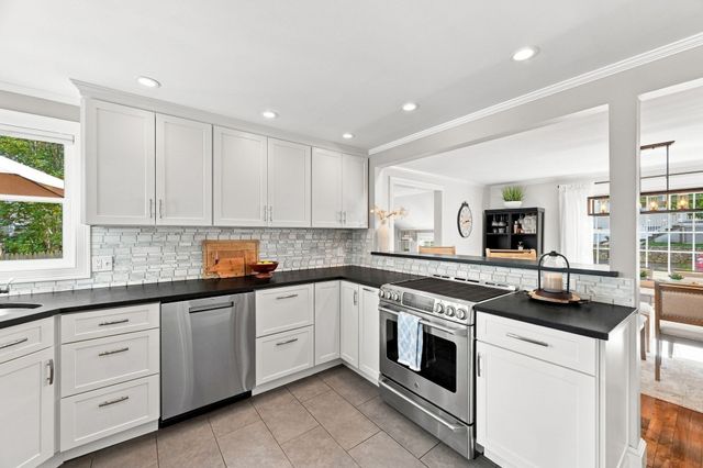 17 Greenwood Road, Peabody, MA 01960