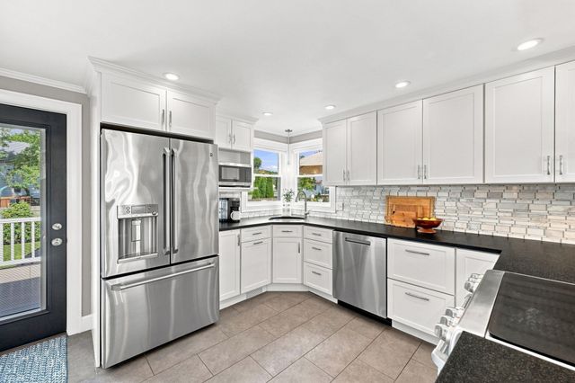 17 Greenwood Road, Peabody, MA 01960