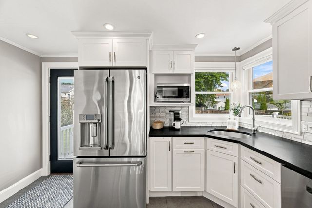 17 Greenwood Road, Peabody, MA 01960