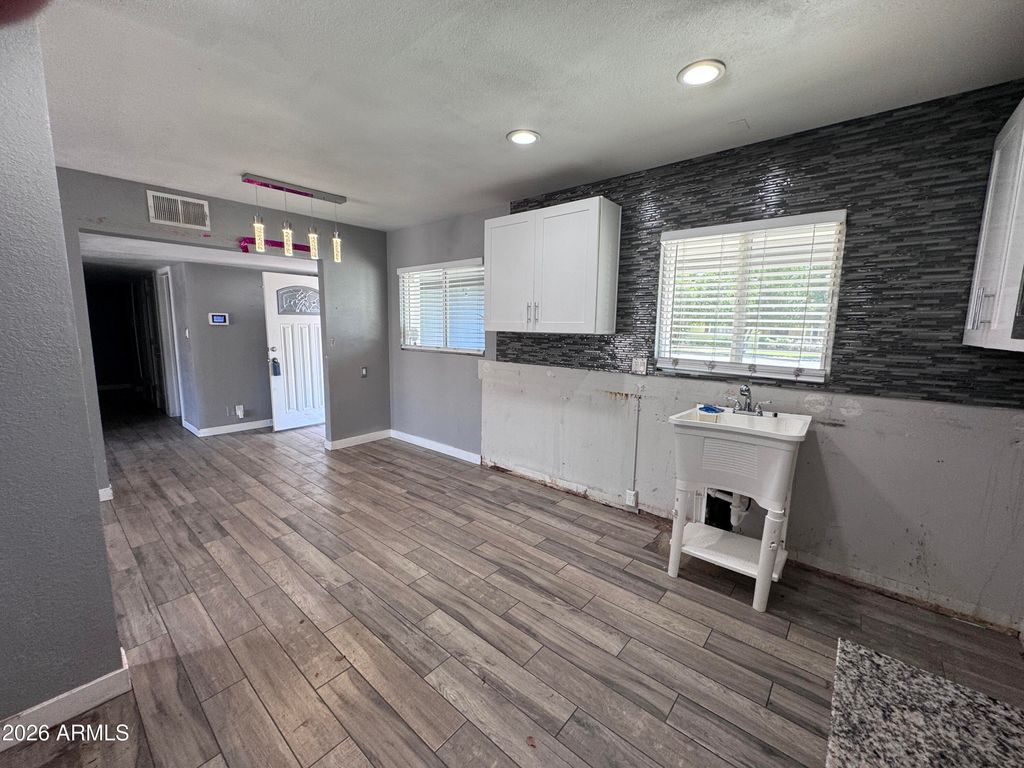Image 3 of property listing at 1152 E DANA Avenue, Mesa, AZ 85204