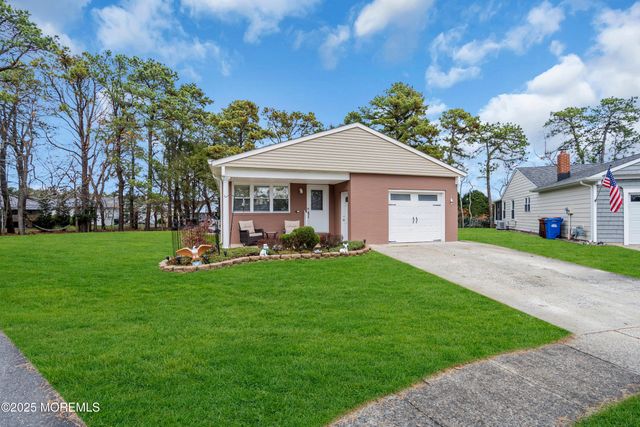 21 Redlands Court, Toms River, NJ 08757