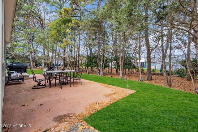 21 Redlands Court, Toms River, NJ 08757