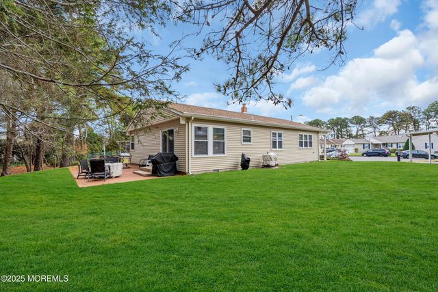 21 Redlands Court, Toms River, NJ 08757