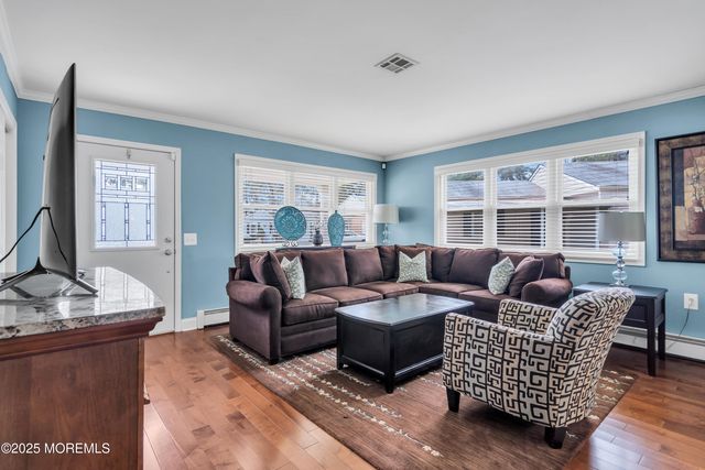 21 Redlands Court, Toms River, NJ 08757