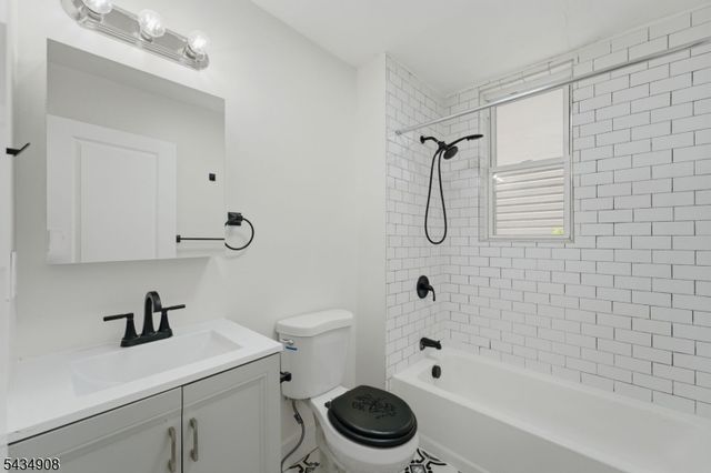 148 N 15Th St, East Orange City, NJ 07017