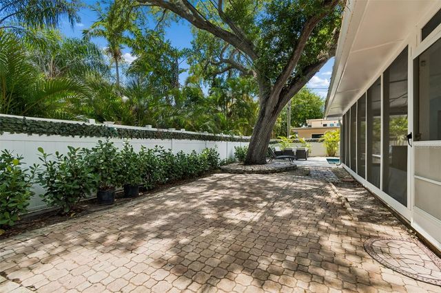 8270 30TH AVENUE N, St Petersburg, FL 33710