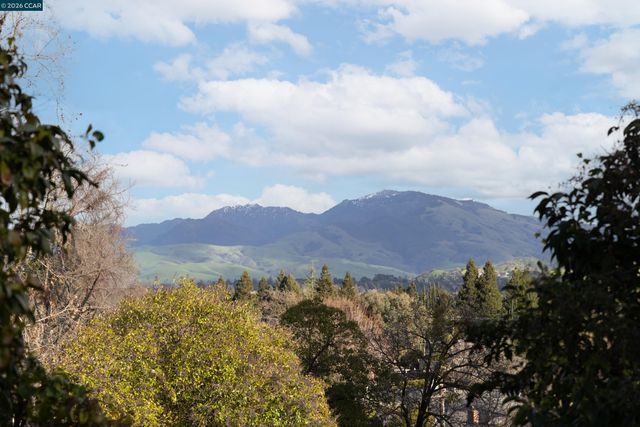 2080 Essenay Ave, Walnut Creek, CA 94597