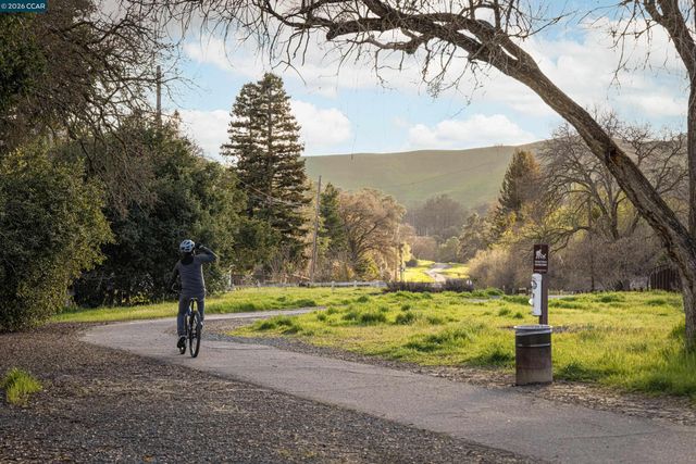 2080 Essenay Ave, Walnut Creek, CA 94597