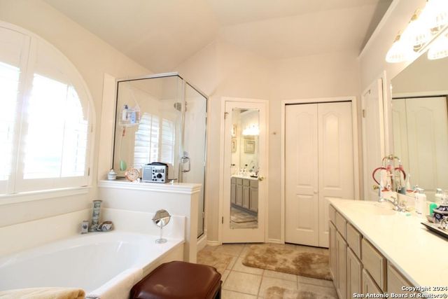 8 Dallari Ct, San Antonio, TX 78216