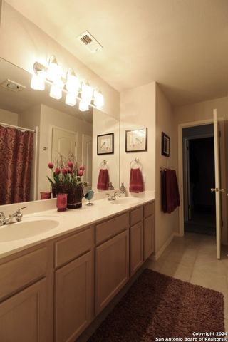 8 Dallari Ct, San Antonio, TX 78216