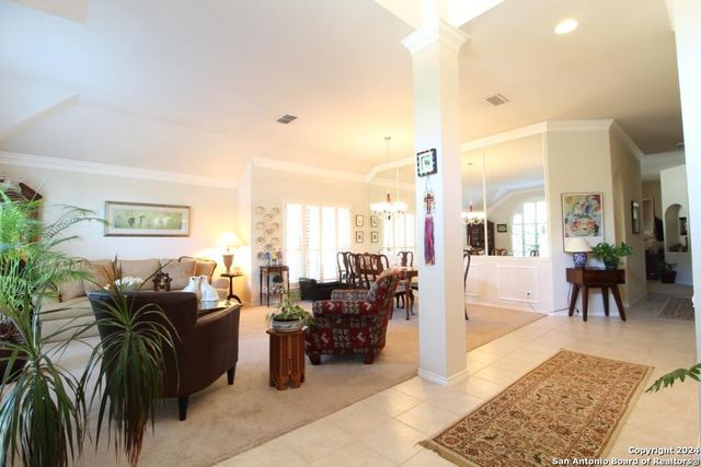 8 Dallari Ct, San Antonio, TX 78216