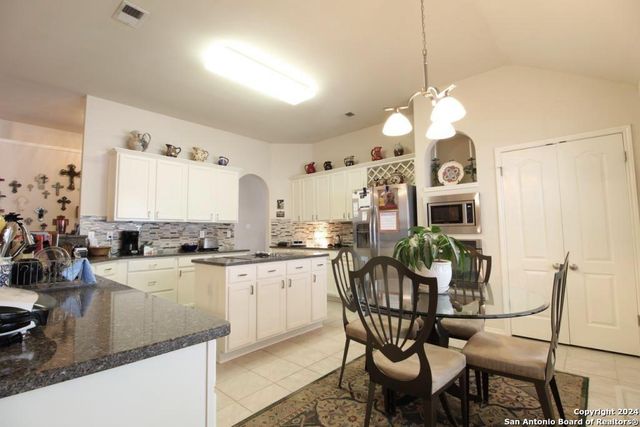 8 Dallari Ct, San Antonio, TX 78216