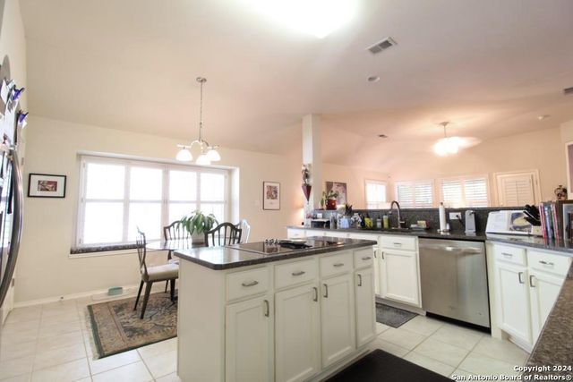 8 Dallari Ct, San Antonio, TX 78216