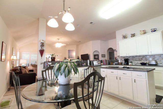 8 Dallari Ct, San Antonio, TX 78216