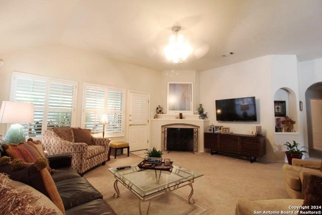 8 Dallari Ct, San Antonio, TX 78216