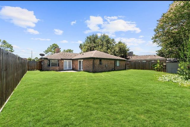 815 Pebbleshire Drive, Houston, TX 77062