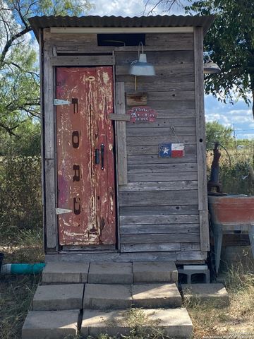 316 County Road 775, Devine, TX 78016