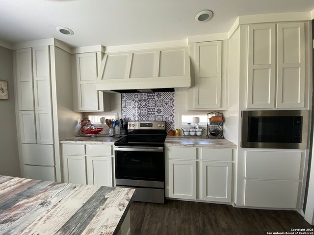 316 County Road 775, Devine, TX 78016