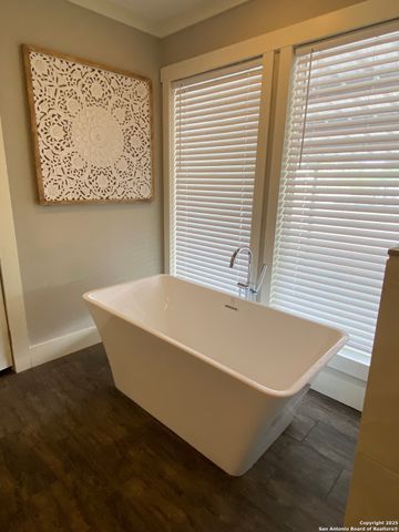 316 County Road 775, Devine, TX 78016