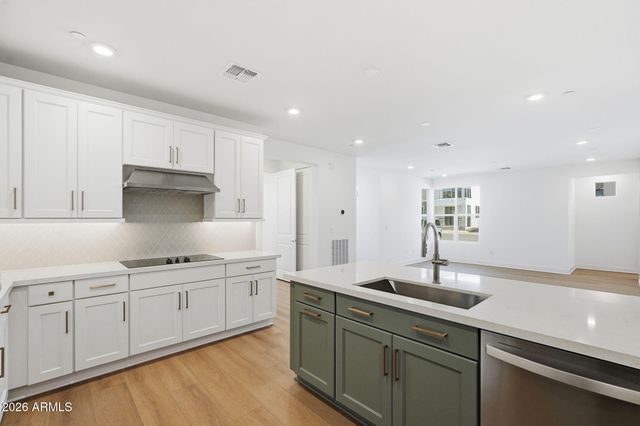 2121 W SONORAN DESERT Drive 81, Phoenix, AZ 85085
