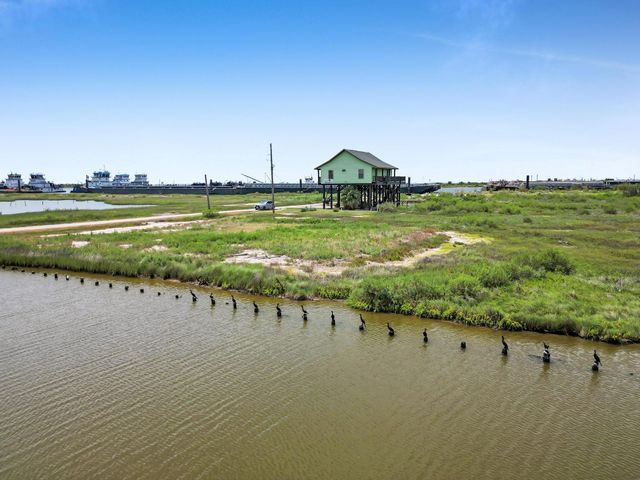 3307 Sailfish, Port Bolivar, TX 77650