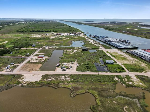 3307 Sailfish, Port Bolivar, TX 77650