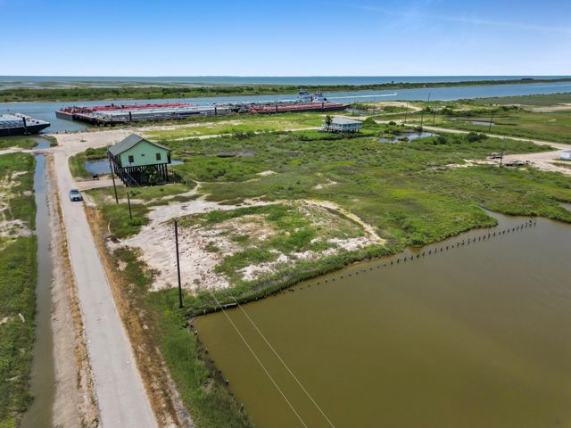 3307 Sailfish, Port Bolivar, TX 77650
