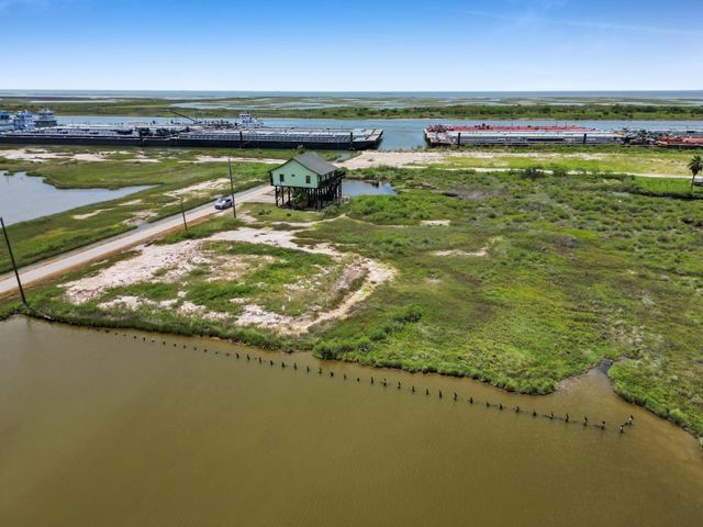 3307 Sailfish, Port Bolivar, TX 77650