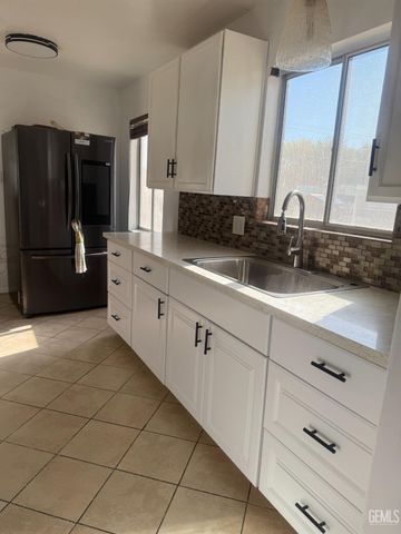 1800 Carrere Street, Bakersfield, CA 93308