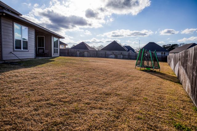 2004 Vineyard Pass, Brenham, TX 77833