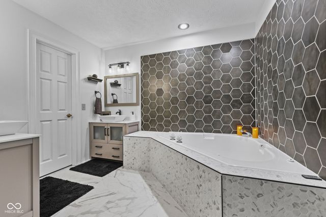 1324 Willow Oak Court, Avon, IN 46123