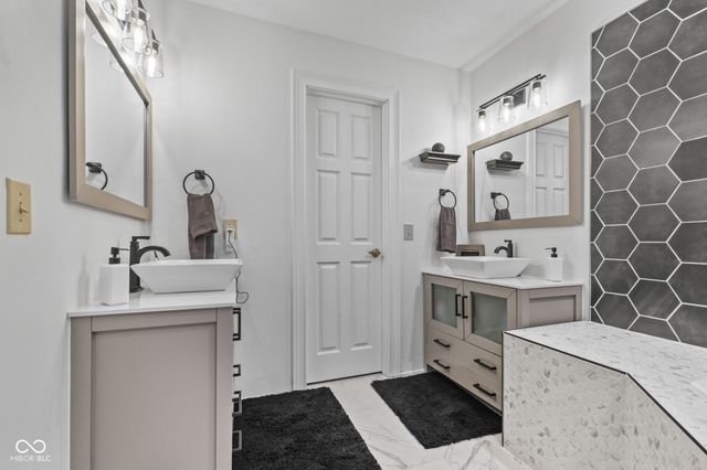 1324 Willow Oak Court, Avon, IN 46123