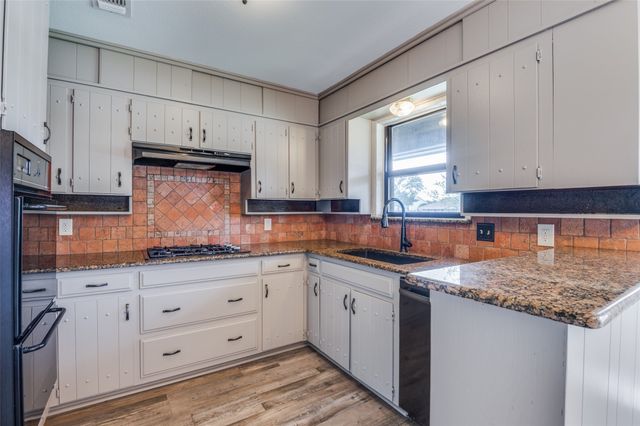 2800 Peachtree Lane, Pantego, TX 76013