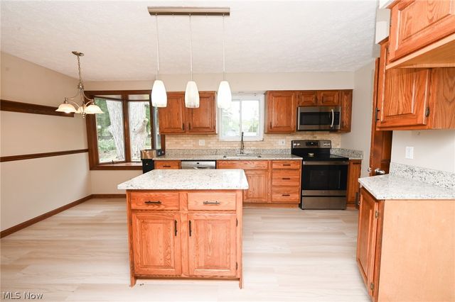 6752 Crestwood Lane, Olmsted Twp, OH 44138