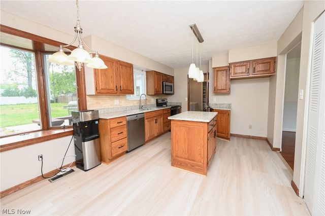 6752 Crestwood Lane, Olmsted Twp, OH 44138