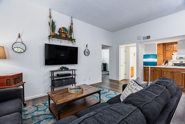 7220 Chickadee Lane NE, Albuquerque, NM 87109