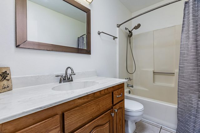 7220 Chickadee Lane NE, Albuquerque, NM 87109