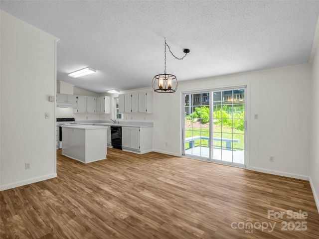 1040 Mountain View Street, Hendersonville, NC 28739